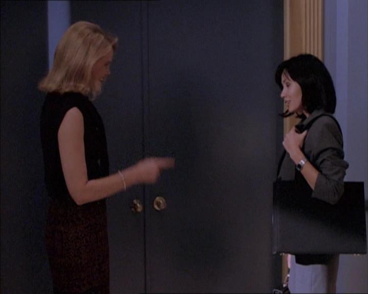 Charmed-Online_dot_net-1x02IveGotYouUnderMySkin0789.jpg