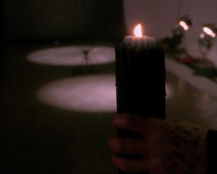 Charmed-Online_dot_net-1x02IveGotYouUnderMySkin0818.jpg