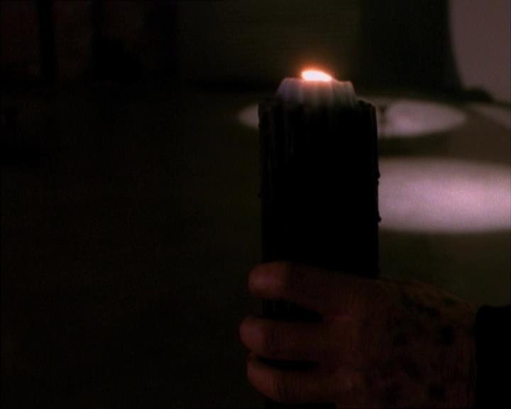 Charmed-Online_dot_net-1x02IveGotYouUnderMySkin0819.jpg
