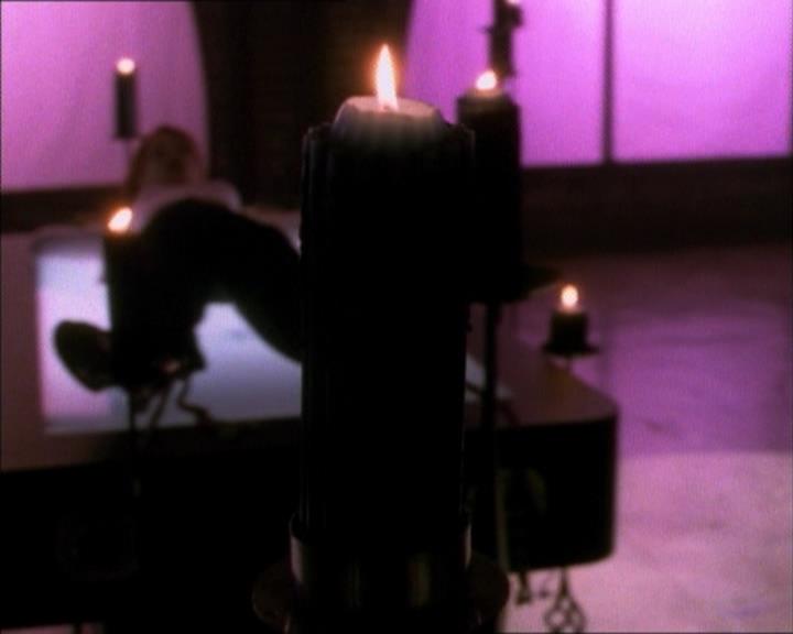 Charmed-Online_dot_net-1x02IveGotYouUnderMySkin0826.jpg