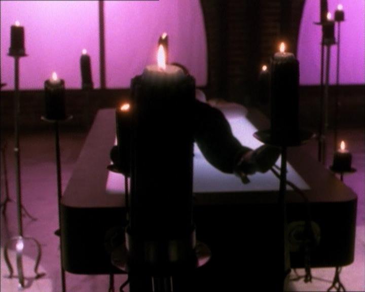 Charmed-Online_dot_net-1x02IveGotYouUnderMySkin0827.jpg