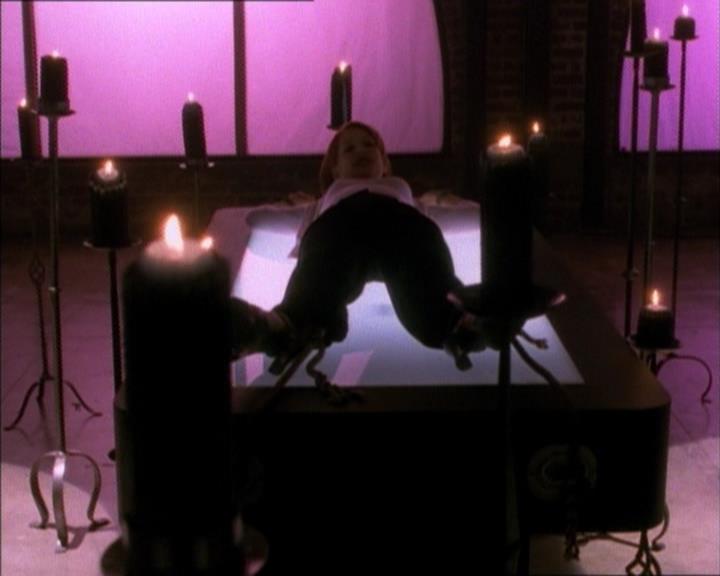 Charmed-Online_dot_net-1x02IveGotYouUnderMySkin0828.jpg