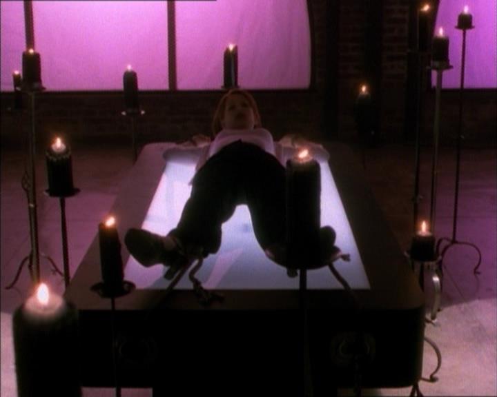 Charmed-Online_dot_net-1x02IveGotYouUnderMySkin0829.jpg
