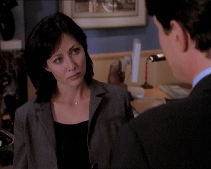 Charmed-Online_dot_net-1x02IveGotYouUnderMySkin0918.jpg