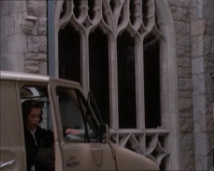 Charmed-Online_dot_net-1x02IveGotYouUnderMySkin0978.jpg