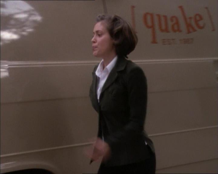 Charmed-Online_dot_net-1x02IveGotYouUnderMySkin0981.jpg