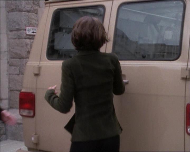 Charmed-Online_dot_net-1x02IveGotYouUnderMySkin0983.jpg