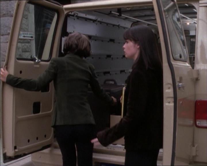 Charmed-Online_dot_net-1x02IveGotYouUnderMySkin0988.jpg