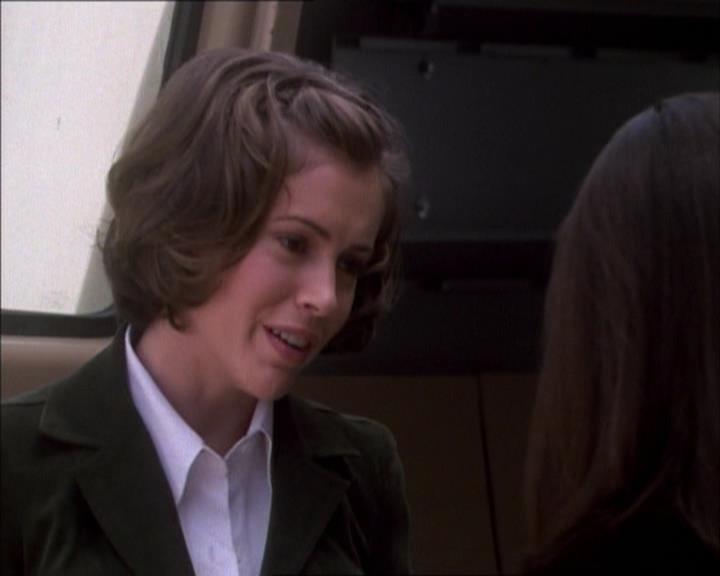 Charmed-Online_dot_net-1x02IveGotYouUnderMySkin0995.jpg