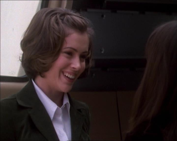 Charmed-Online_dot_net-1x02IveGotYouUnderMySkin0996.jpg