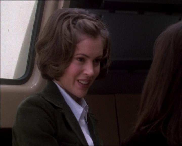 Charmed-Online_dot_net-1x02IveGotYouUnderMySkin0998.jpg