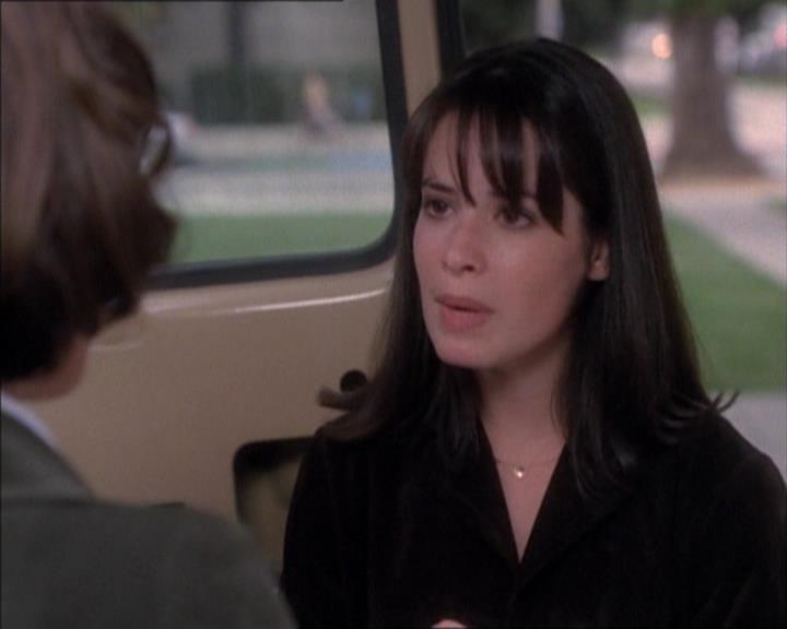 Charmed-Online_dot_net-1x02IveGotYouUnderMySkin1008.jpg