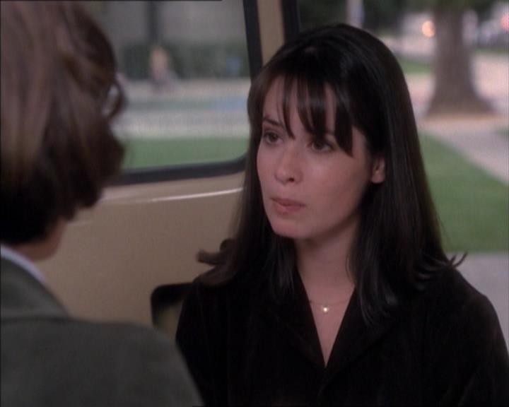 Charmed-Online_dot_net-1x02IveGotYouUnderMySkin1009.jpg