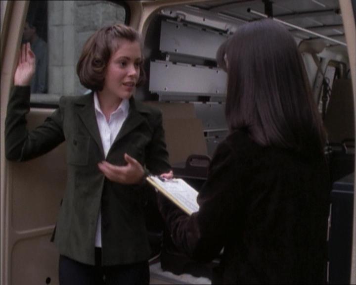 Charmed-Online_dot_net-1x02IveGotYouUnderMySkin1010.jpg