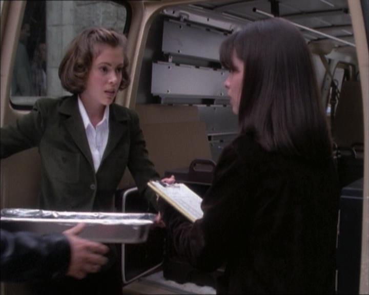 Charmed-Online_dot_net-1x02IveGotYouUnderMySkin1013.jpg