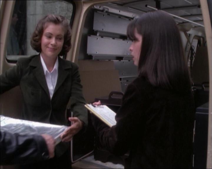 Charmed-Online_dot_net-1x02IveGotYouUnderMySkin1014.jpg