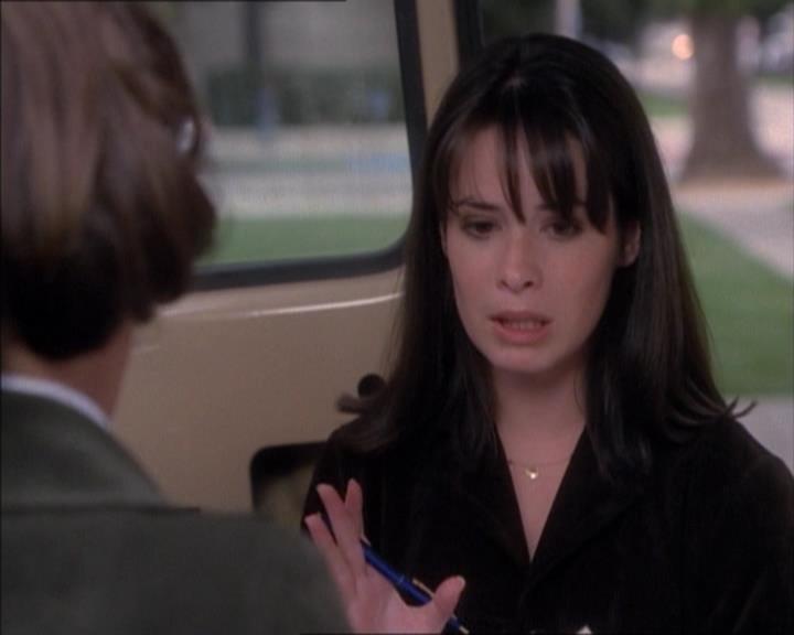 Charmed-Online_dot_net-1x02IveGotYouUnderMySkin1016.jpg