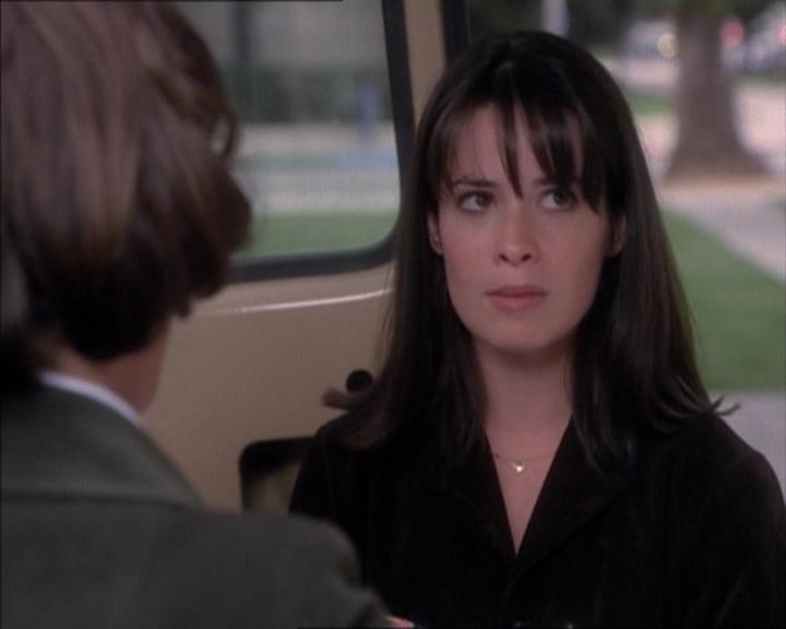 Charmed-Online_dot_net-1x02IveGotYouUnderMySkin1018.jpg