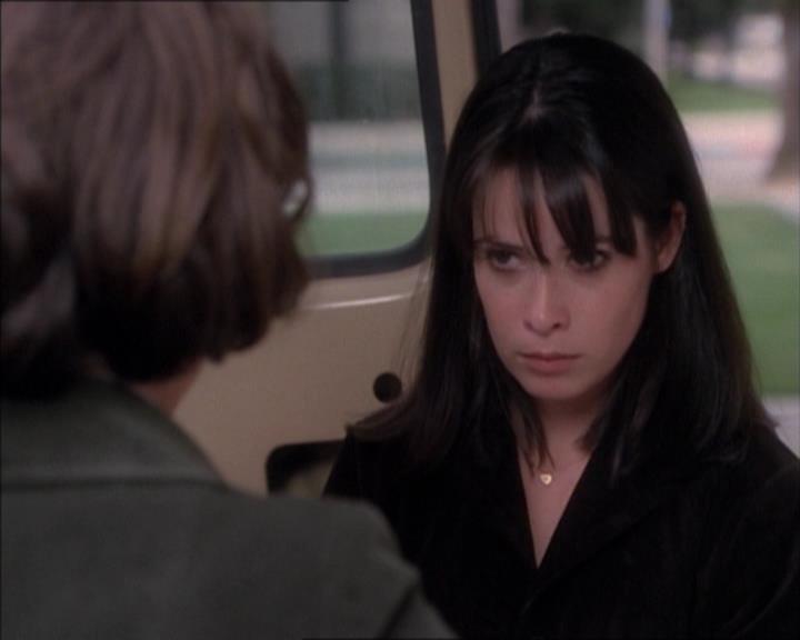 Charmed-Online_dot_net-1x02IveGotYouUnderMySkin1023.jpg