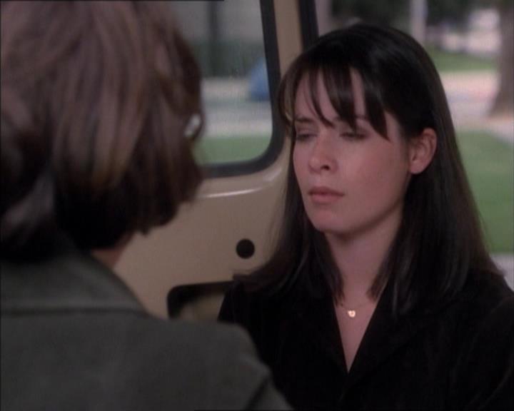 Charmed-Online_dot_net-1x02IveGotYouUnderMySkin1026.jpg