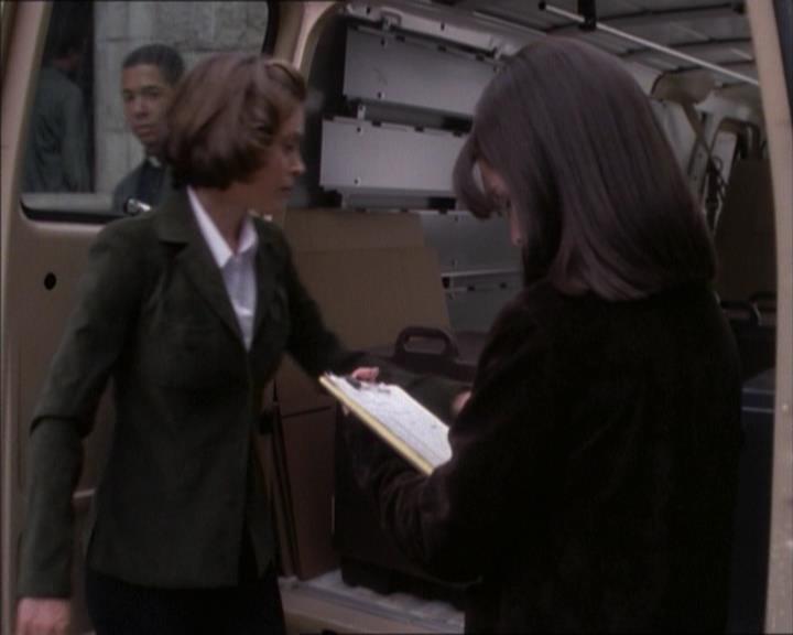 Charmed-Online_dot_net-1x02IveGotYouUnderMySkin1028.jpg