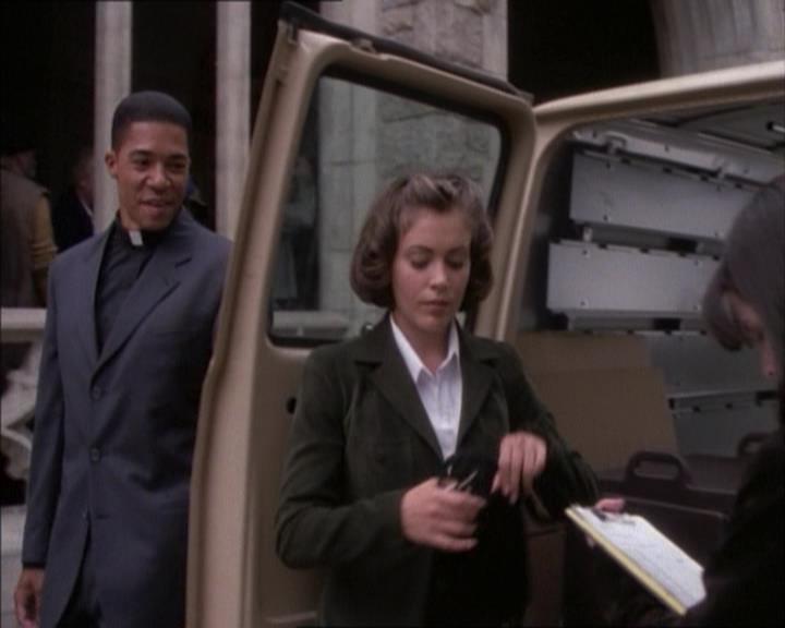 Charmed-Online_dot_net-1x02IveGotYouUnderMySkin1029.jpg