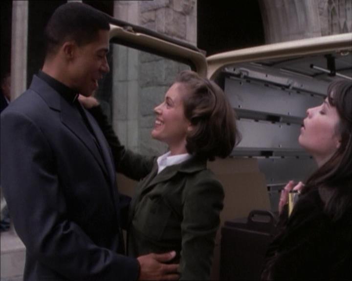 Charmed-Online_dot_net-1x02IveGotYouUnderMySkin1033.jpg