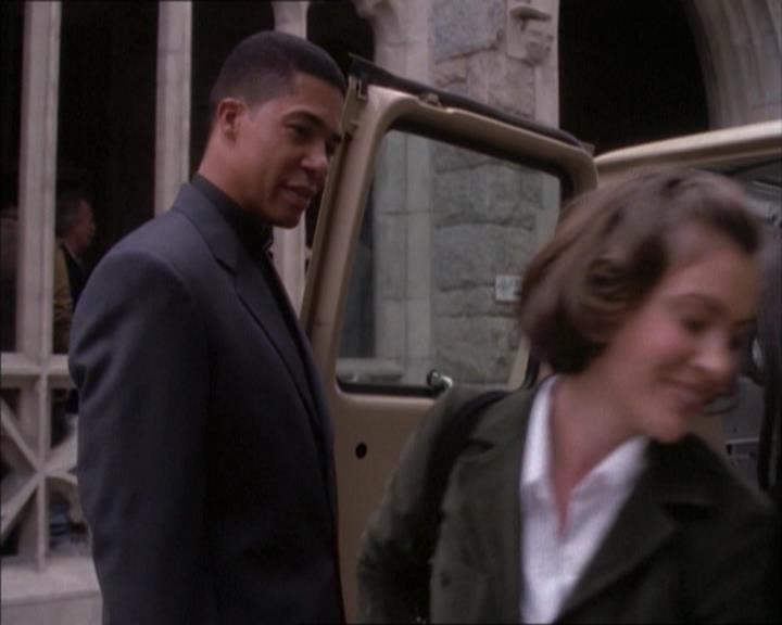 Charmed-Online_dot_net-1x02IveGotYouUnderMySkin1040.jpg