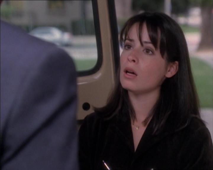 Charmed-Online_dot_net-1x02IveGotYouUnderMySkin1045.jpg