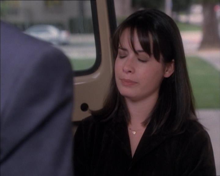 Charmed-Online_dot_net-1x02IveGotYouUnderMySkin1047.jpg