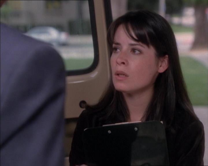 Charmed-Online_dot_net-1x02IveGotYouUnderMySkin1062.jpg