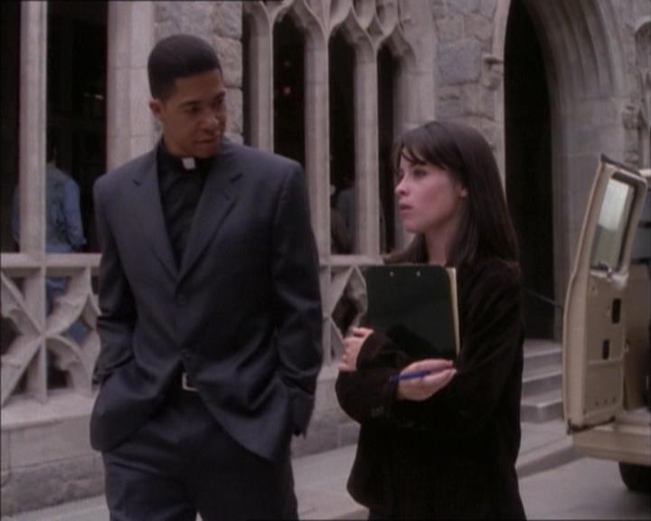 Charmed-Online_dot_net-1x02IveGotYouUnderMySkin1077.jpg