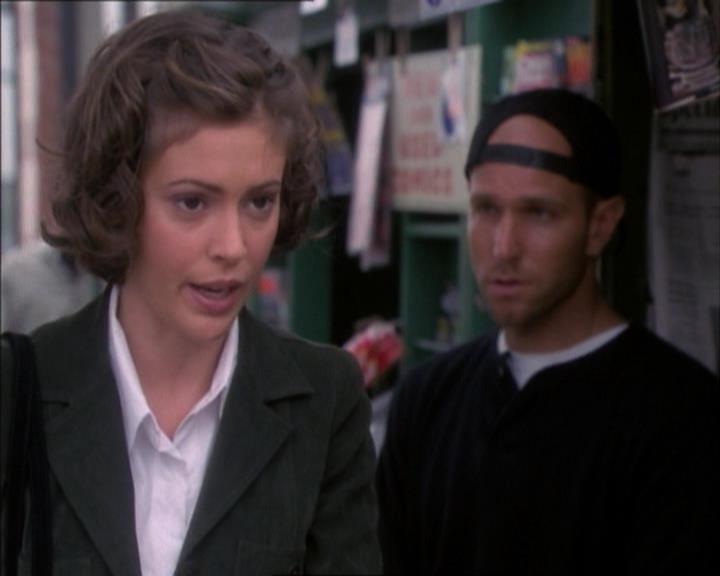 Charmed-Online_dot_net-1x02IveGotYouUnderMySkin1132.jpg