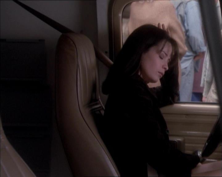 Charmed-Online_dot_net-1x02IveGotYouUnderMySkin1145.jpg