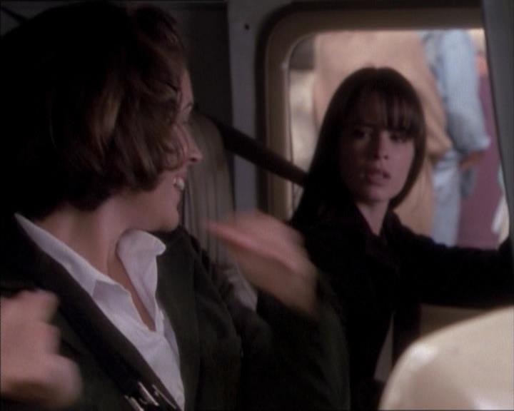 Charmed-Online_dot_net-1x02IveGotYouUnderMySkin1149.jpg