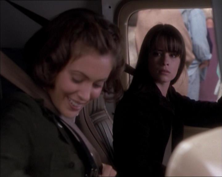 Charmed-Online_dot_net-1x02IveGotYouUnderMySkin1151.jpg