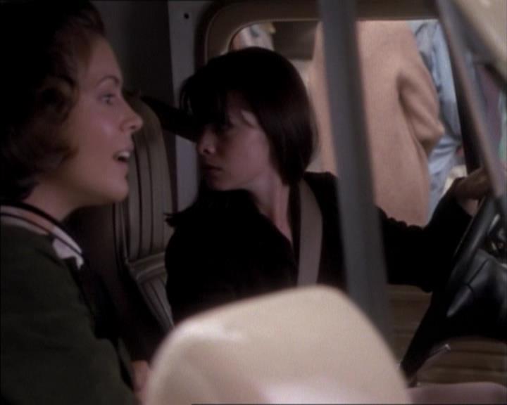 Charmed-Online_dot_net-1x02IveGotYouUnderMySkin1153.jpg