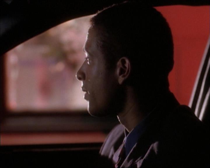 Charmed-Online_dot_net-1x02IveGotYouUnderMySkin1203.jpg