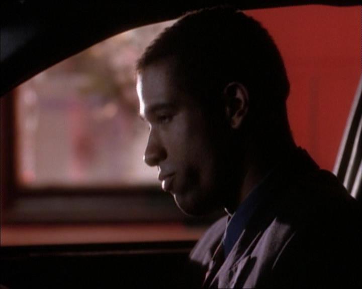 Charmed-Online_dot_net-1x02IveGotYouUnderMySkin1205.jpg