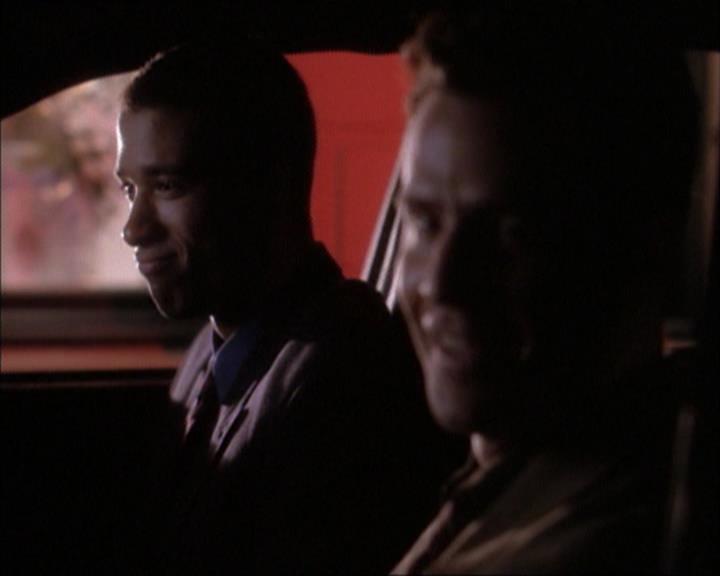 Charmed-Online_dot_net-1x02IveGotYouUnderMySkin1211.jpg