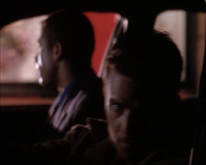 Charmed-Online_dot_net-1x02IveGotYouUnderMySkin1218.jpg