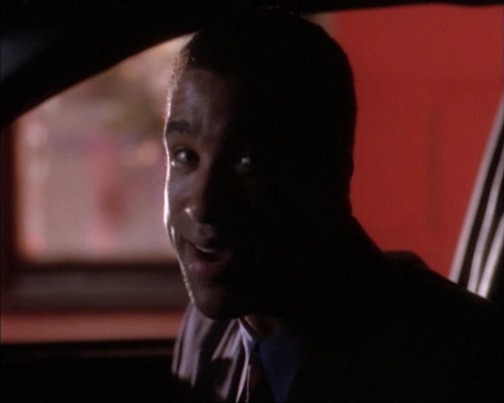 Charmed-Online_dot_net-1x02IveGotYouUnderMySkin1225.jpg