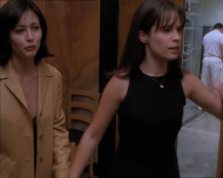 Charmed-Online_dot_net-1x02IveGotYouUnderMySkin1249.jpg