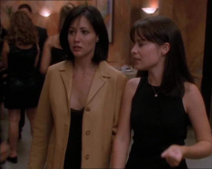 Charmed-Online_dot_net-1x02IveGotYouUnderMySkin1251.jpg
