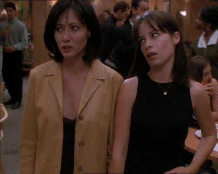 Charmed-Online_dot_net-1x02IveGotYouUnderMySkin1256.jpg