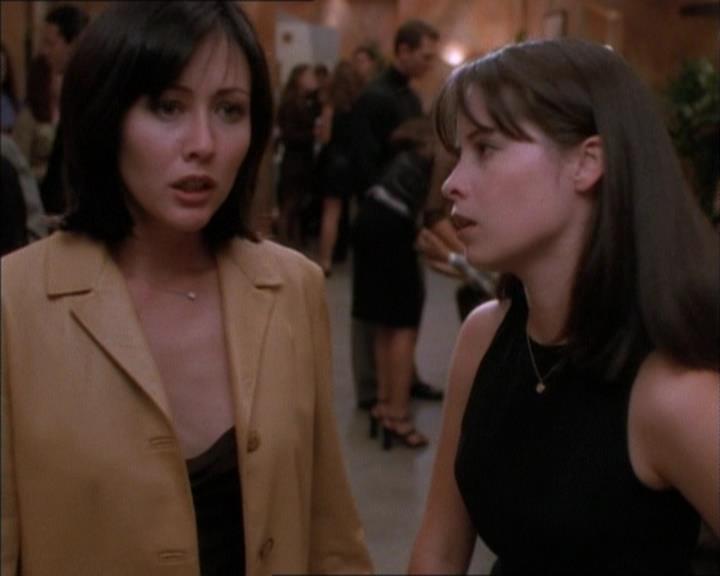 Charmed-Online_dot_net-1x02IveGotYouUnderMySkin1258.jpg