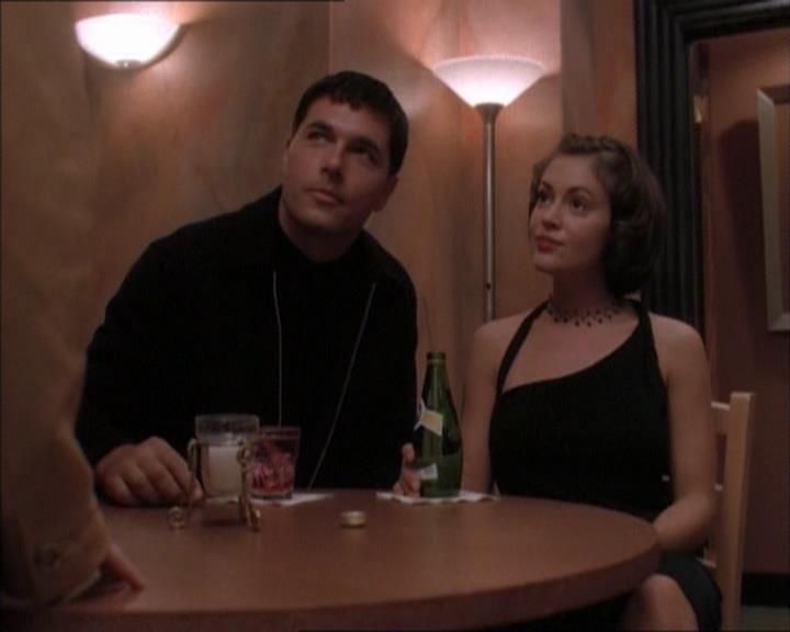 Charmed-Online_dot_net-1x02IveGotYouUnderMySkin1278.jpg