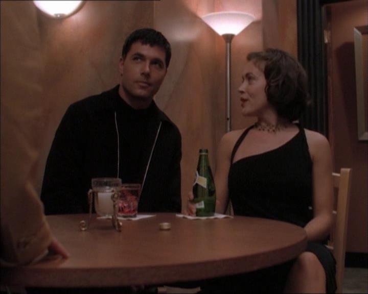 Charmed-Online_dot_net-1x02IveGotYouUnderMySkin1283.jpg