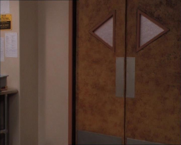 Charmed-Online_dot_net-1x02IveGotYouUnderMySkin1294.jpg