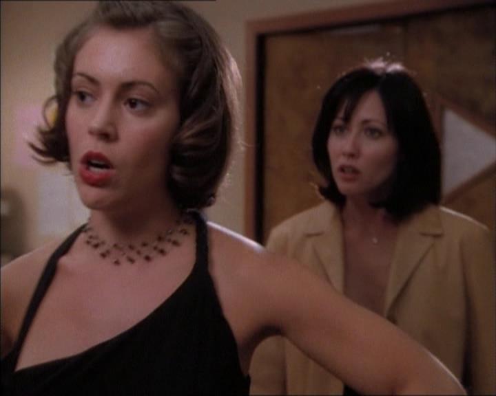 Charmed-Online_dot_net-1x02IveGotYouUnderMySkin1297.jpg